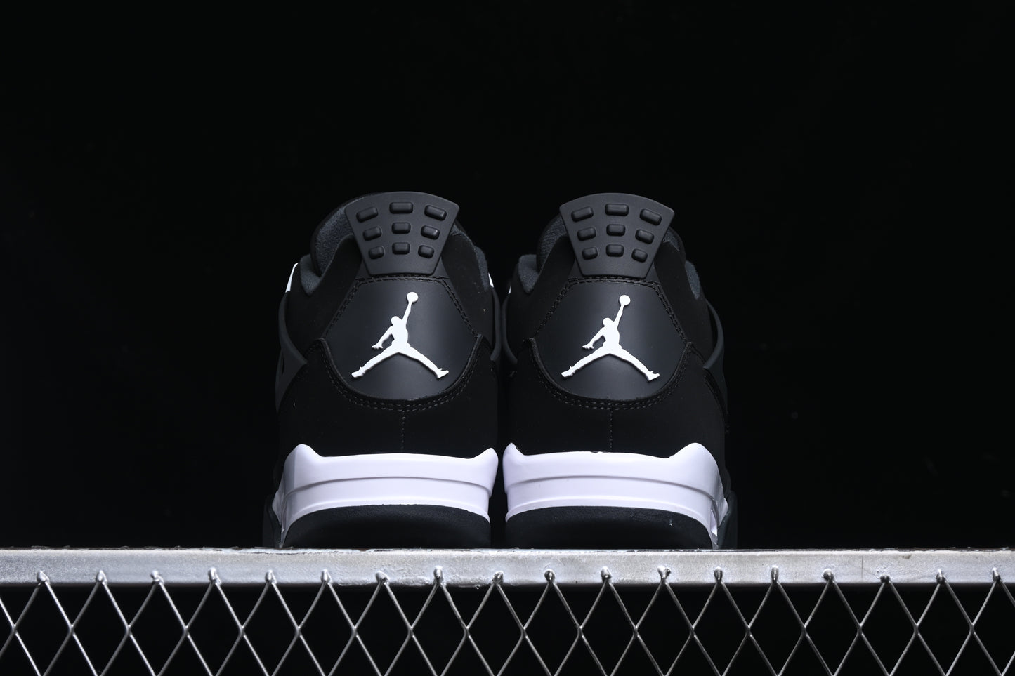 Air Jordan 4 "White Thunder"